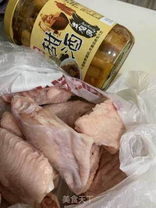 甜腐乳燜雞翅的做法步骤：1