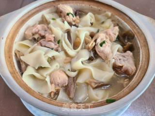 鹿茸菇鸡肉烩面的做法