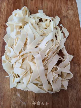 鹿茸菇鸡肉烩面的做法步骤：1
