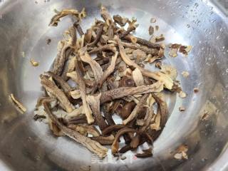 鹿茸菇鸡肉烩面的做法步骤：2