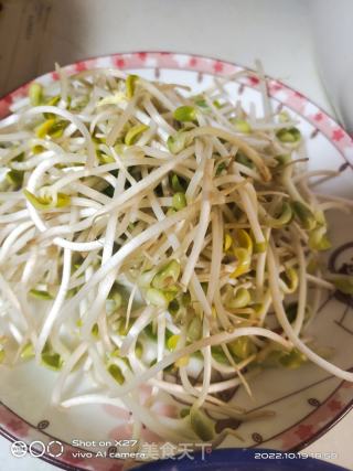 莲藕豆芽炒肉末的做法步骤：1