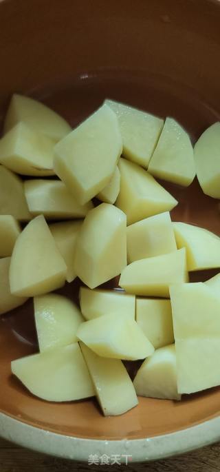 排骨焖薯仔的做法步骤：3