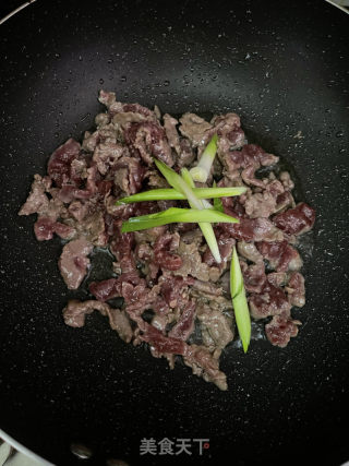 香菇炒牛肉的做法步骤：7