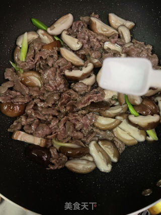 香菇炒牛肉的做法步骤：9