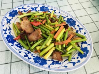 蒜苔胡萝卜炒腊肉的做法
