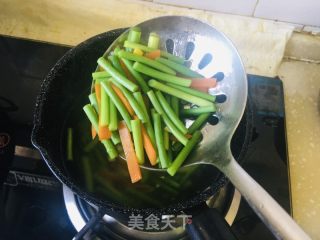 蒜苔胡萝卜炒腊肉的做法步骤：1