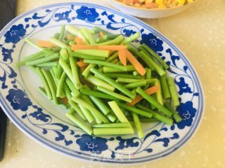 蒜苔胡萝卜炒腊肉的做法步骤：2