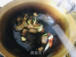 蒜苔胡萝卜炒腊肉的做法步骤：3
