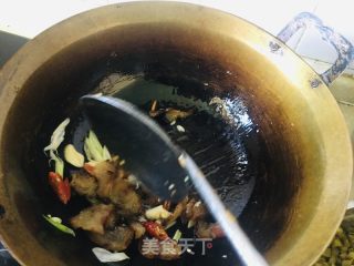 蒜苔胡萝卜炒腊肉的做法步骤：4