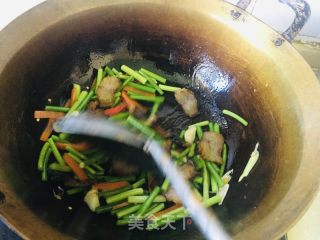 蒜苔胡萝卜炒腊肉的做法步骤：5