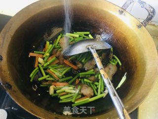 蒜苔胡萝卜炒腊肉的做法步骤：6