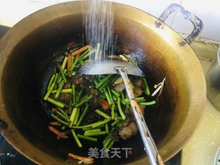 蒜苔胡萝卜炒腊肉的做法步骤：7