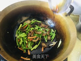 蒜苔胡萝卜炒腊肉的做法步骤：8