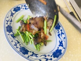 蒜苔胡萝卜炒腊肉的做法步骤：9