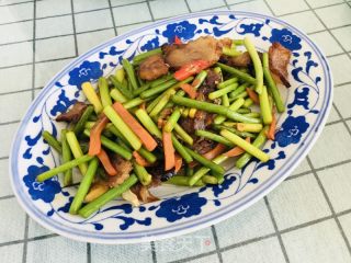 蒜苔胡萝卜炒腊肉的做法步骤：10