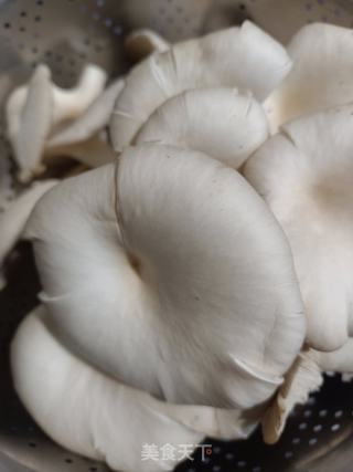 鲜炸菌菇的做法步骤：1