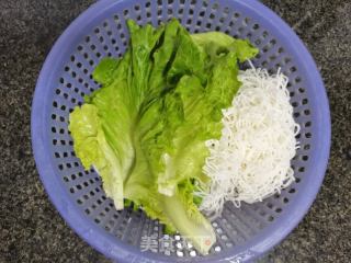生菜炒米线的做法步骤：2