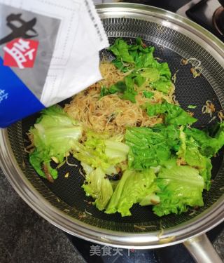 生菜炒米线的做法步骤：5