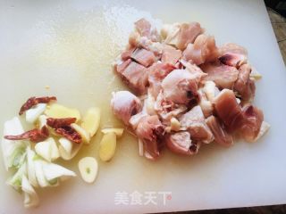 家庭版大盘鸡的做法步骤：1
