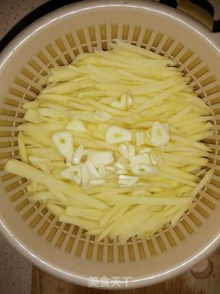 酸辣土豆丝的做法步骤：2
