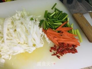 炒挂面的做法步骤：1