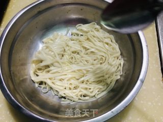 炒挂面的做法步骤：3