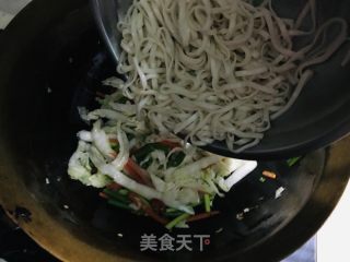 炒挂面的做法步骤：6