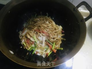 炒挂面的做法步骤：11