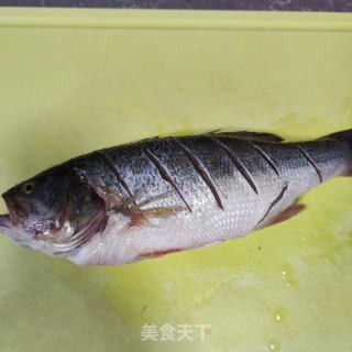 豆腐烧鲈鱼的做法步骤：1
