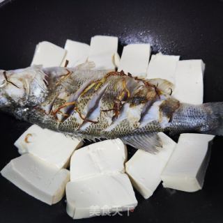 豆腐烧鲈鱼的做法步骤：6
