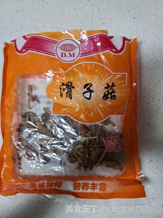 滑子菇炒鸡胸肉的做法步骤：1