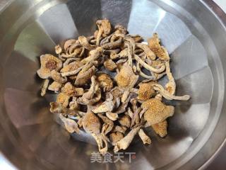 滑子菇炒鸡胸肉的做法步骤：2