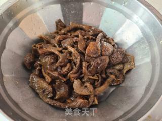 滑子菇炒鸡胸肉的做法步骤：3