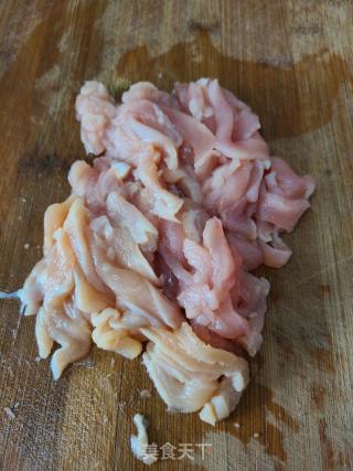 滑子菇炒鸡胸肉的做法步骤：5