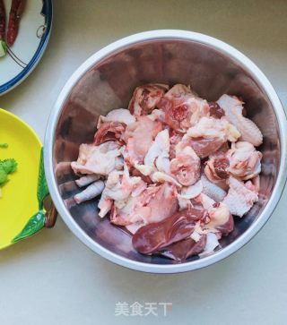 炖鸡块贴玉米面饼子的做法步骤：2