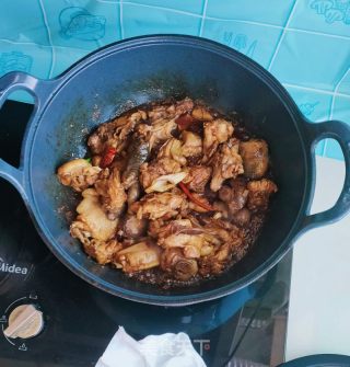 炖鸡块贴玉米面饼子的做法步骤：8