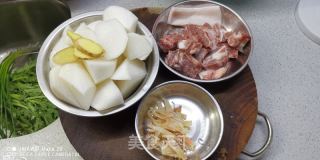 白萝卜排骨汤的做法步骤：1