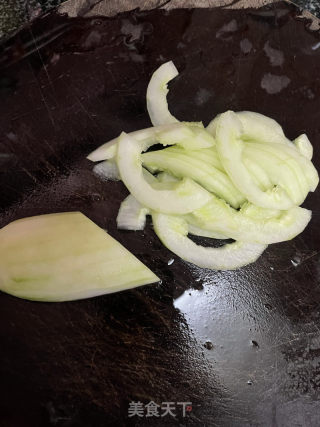 黄瓜炒虾仁的做法步骤：2