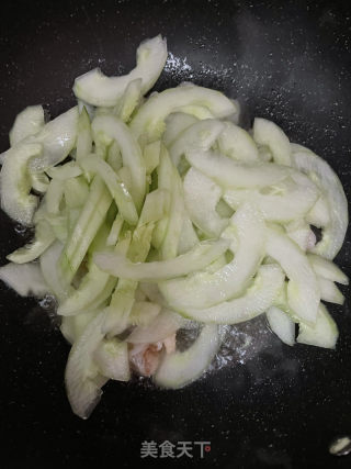 黄瓜炒虾仁的做法步骤：4