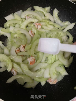 黄瓜炒虾仁的做法步骤：6