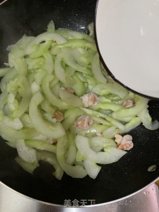 黄瓜炒虾仁的做法步骤：7