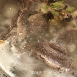 骨汤米粉的做法步骤：2
