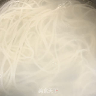 骨汤米粉的做法步骤：4
