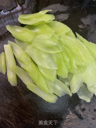 莴笋炒牛肉的做法步骤：3