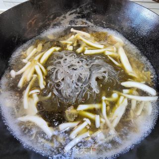 酸汤鱼头粉条的做法步骤：13