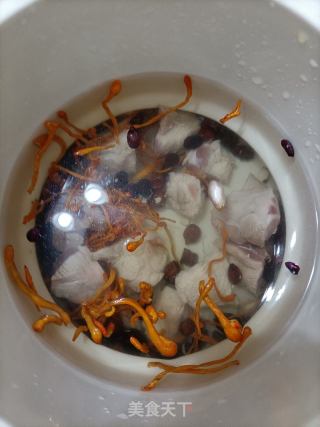 虫草花黑花生猪展汤的做法步骤：5