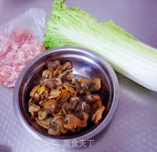 大白菜麻蛤水饺的做法步骤：1