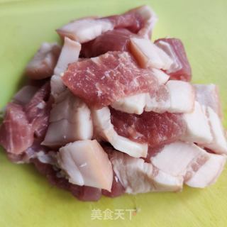 五花肉炒西兰花的做法步骤：1