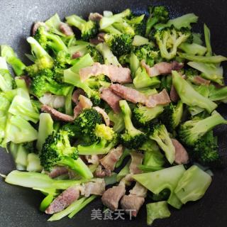 五花肉炒西兰花的做法步骤：9
