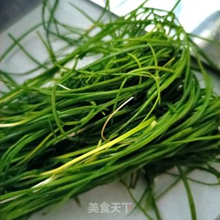 沙葱拌虾皮的做法步骤：1